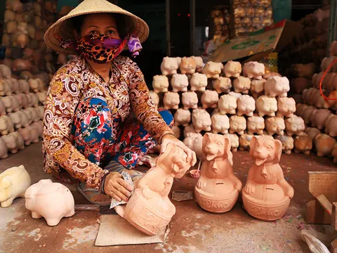 Làng gốm ở Bình Dương tất bật sản xuất chó vàng bán Tết