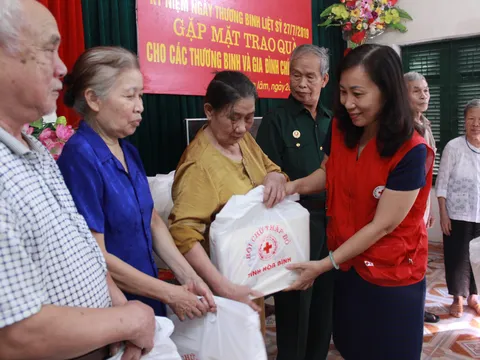 Thăm hỏi tặng quà thương binh và gia đình chính sách tỉnh Hòa Bình