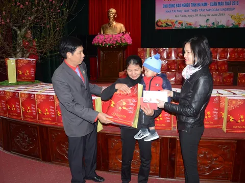 Tặng 1.575 suất quà Tết cho đồng bào nghèo tỉnh Hà Nam