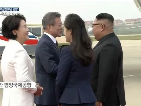Ông Kim Jong Un bất ngờ ra sân bay Bình Nhưỡng đón Tổng thống Hàn Quốc
