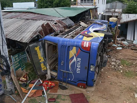 Xác định nguyên nhân xe giường nằm tông sập nhà, lật ở Nha Trang