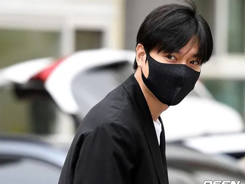 Lee Min Ho đeo khẩu trang che nửa mặt trong ngày xuất ngũ