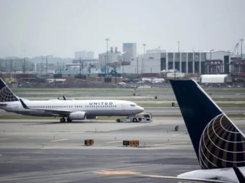 Loại cặp đôi bay đến lễ cưới của mình, United Airlines lại gặp bê bối