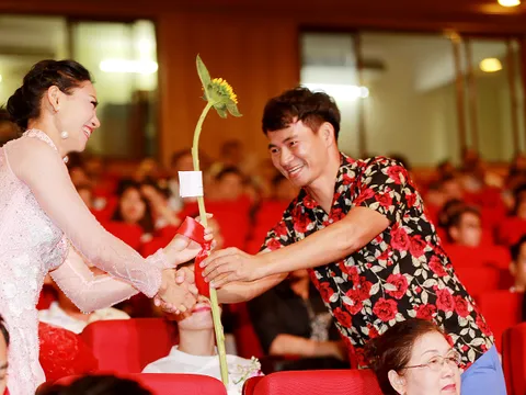 Á hoàng Kim cương Empire 2017 nhận bảng vàng vinh danh ‘Doanh nhân nhân ái’