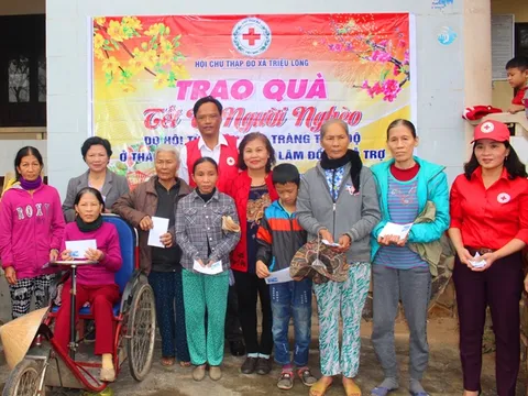 Hàng nghìn suất quà Tết được trao tận tay người nghèo