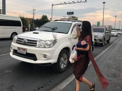 'Ma nữ' Thái Lan bán thịt nướng bên đường gây sốt