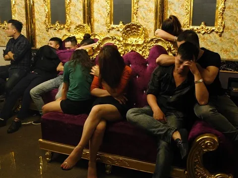 Bắt quả tang 13 đối tượng sử dụng ma túy trong quán karaoke tại Hà Tĩnh