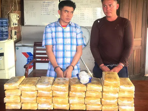 Bắt hai người đàn ông đang vận chuyển 200.000 viên ma túy tổng hợp vào Việt Nam