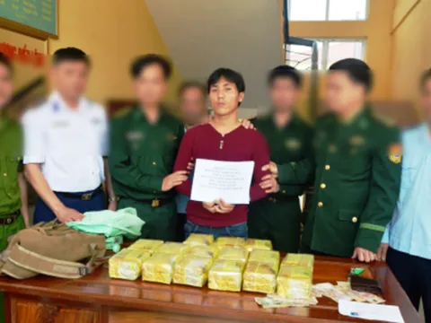Bắt giữ công dân Lào buôn lậu 15 kg ma túy đá