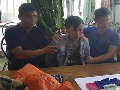 Bắt đối tượng vận chuyển hơn 1.000 viên ma tuý tổng hợp