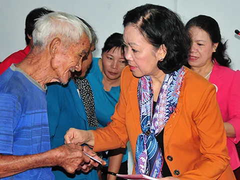 Trao 100 phần quà cho người dân xã Suối Cát