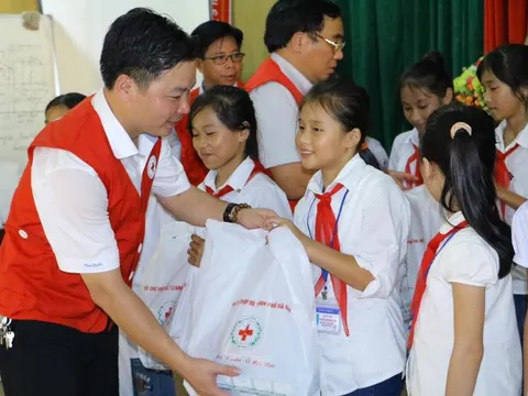 Mang yêu thương đến với học sinh nghèo Phú Thọ