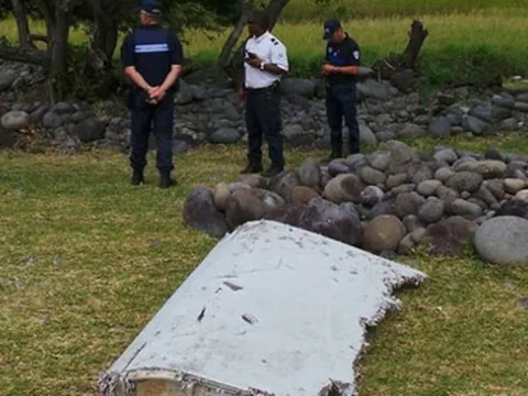 Tìm thấy 5 mảnh vỡ mới nghi của máy bay MH370