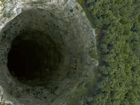 Mất bao lâu để con người rơi xuyên qua tâm Trái Đất