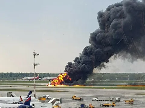 Máy bay Nga bốc cháy trên đường băng ở Moscow, ít nhất 41 người chết
