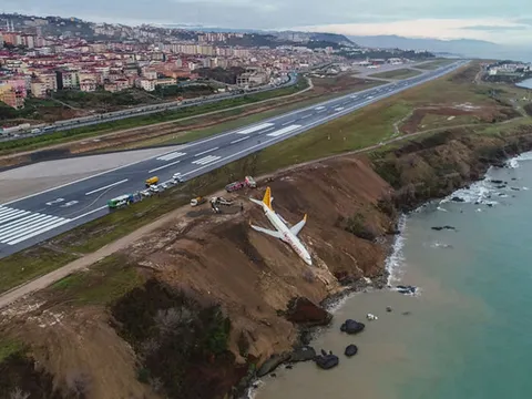 Máy bay chở 162 khách mắc kẹt trên bờ vực Thổ Nhĩ Kỳ