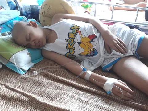 Mẹ gạt nước mắt thương con đau đớn vì ung thư máu