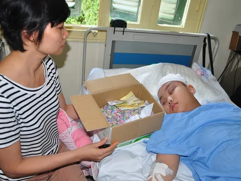 Mẹ xót xa ôm nghìn cánh hạc giấy mong cầu sự sống cho con