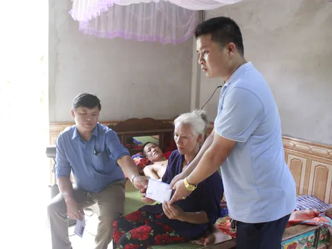 Hơn 35 triệu đồng ủng hộ 'người hùng' cứu 8 người trong cơn lũ đang nằm liệt giường