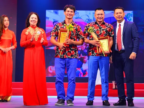 Cặp danh hài Xuân Bắc - Tự Long mặc 'áo đôi' cùng nhận vinh danh 'Nghệ sỹ nhân ái'