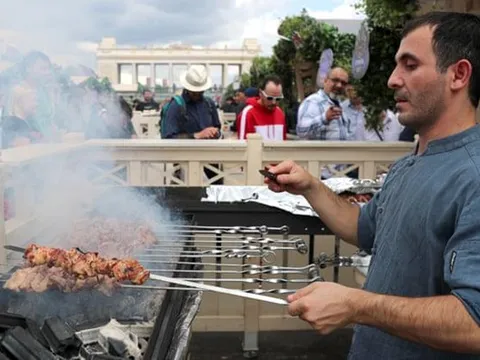 Moscow đánh lạc hướng người biểu tình bằng thịt nướng