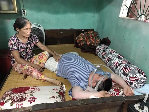 Nghẹn ngào cảnh mẹ đơn thân hơn 20 năm chăm con bại não