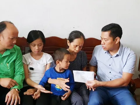 Baonhandao.vn cùng nhà hảo tâm trao hỗ trợ cho hai cháu mồ côi cha mẹ