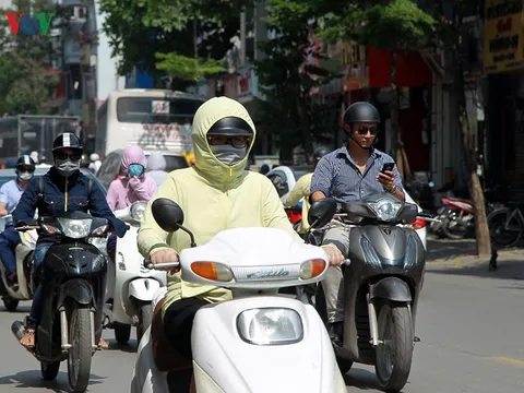 Muôn vẻ 'trốn nóng' của người dân Hà Nội những ngày nắng gắt