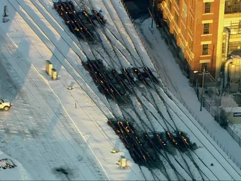 Mỹ đốt đường ray cho xe lửa lưu thông giữa giá rét kỷ lục