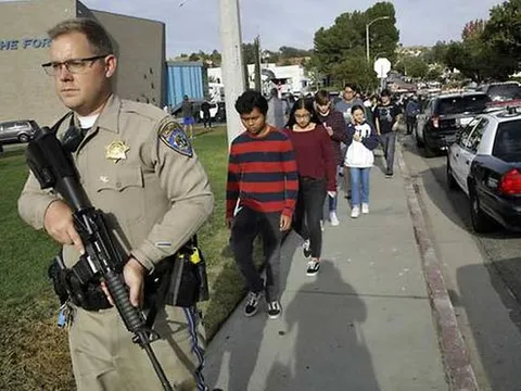 Nam sinh 16 tuổi xả súng bắn nhiều bạn học ở California