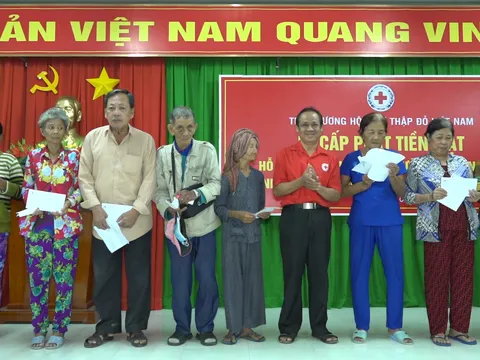 Cấp phát tiền mặt hỗ trợ người dân nghèo sau dịch Covid-19