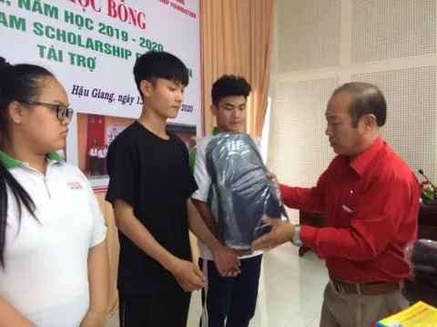 Hậu Giang trao học bổng tiếp sức đến trường