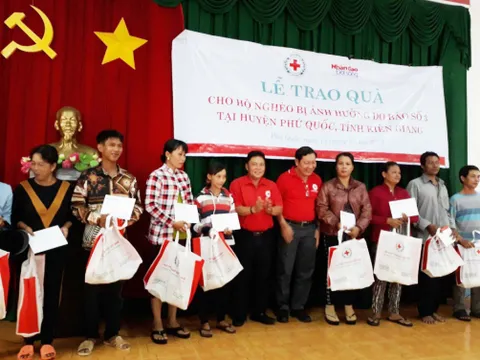 Chia sẻ khó khăn với người dân bị ngập lụt ở Phú Quốc