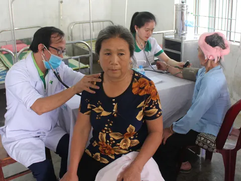 Nghệ An: Khám bệnh, cấp phát thuốc cho người nghèo