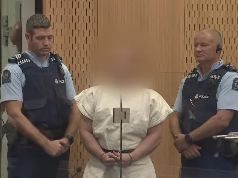 Nghi phạm xả súng ở New Zealand cười trước tòa, bị buộc tội giết người