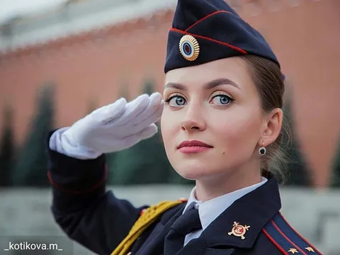 Ngơ ngẩn trước những "bông hồng thép" Cảnh sát Nga