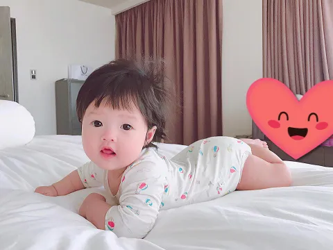 Hoa hậu Đặng Thu Thảo lần đầu khoe ảnh con gái bụ bẫm cực đáng yêu