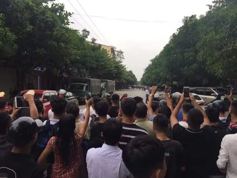 Hàng trăm cảnh sát và lính bắn tỉa bao vây đối tượng nghi ôm lựu đạn cố thủ