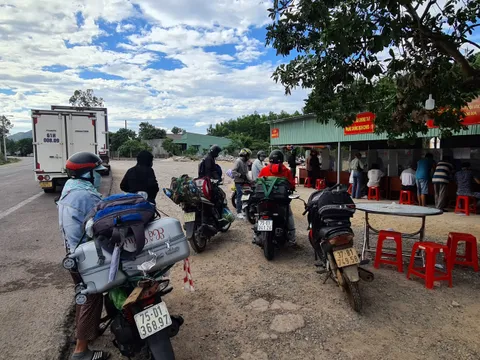 Cần có các diểm hỗ trợ “Tiếp sức” cho người dân đi trên đường  từ TPHCM về nhà