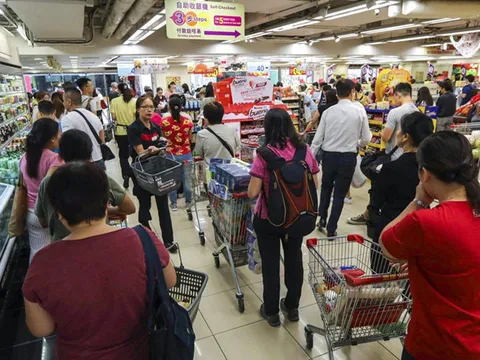 Người Hong Kong chen nhau mua sắm để tích trữ giữa biểu tình