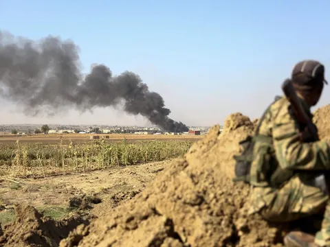 Người Kurd đầu hàng quân đội của TT Assad để chống chọi Thổ Nhĩ Kỳ