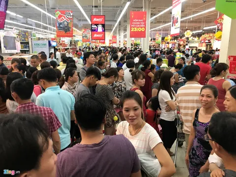 Người Sài Gòn chen chân ở siêu thị ngày đầu nghỉ Tết
