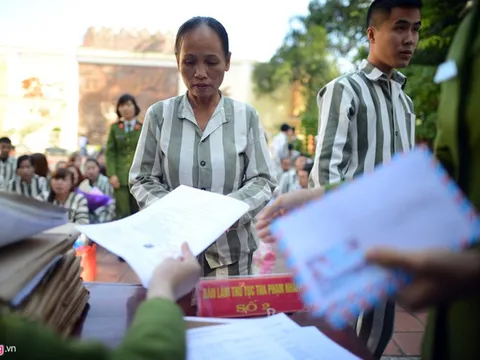 Người đang chấp hành án tù có được hưởng lương hưu hay không?