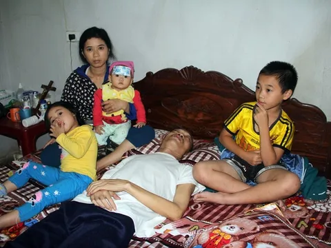 Người vợ trẻ ôm 3 con thơ bất lực nhìn chồng nằm chờ chết