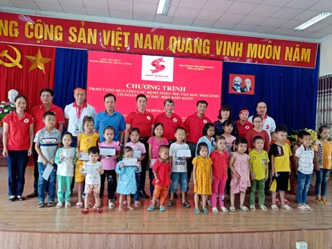 Tặng quà cho 30 bệnh nhi khó khăn bị tan máu bẩm sinh