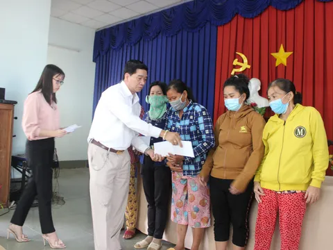 Trao quà cho hộ nghèo, khó khăn tại Long An