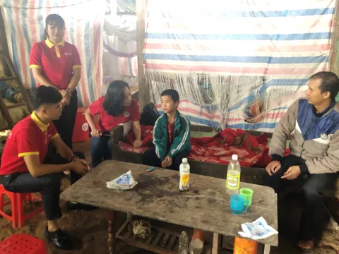 Trao học bổng Vingroup cho học sinh nghèo vượt khó học giỏi