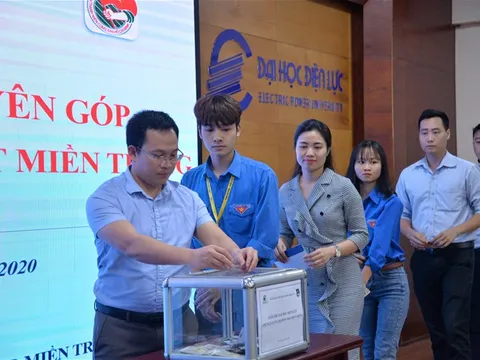Tuổi trẻ Đại học Điện lực quyên góp ủng hộ đồng bào lũ lụt