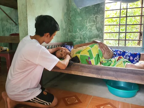 Xót xa hoàn cảnh cậu học trò nghèo đạp xe bán chuối nuôi mẹ bị ung thư