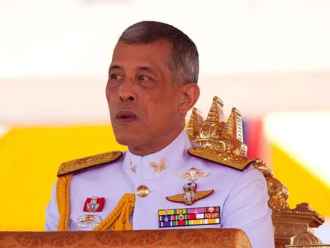 Nhà vua Thái Lan phản đối quyết định tranh cử gây sốc của chị gái